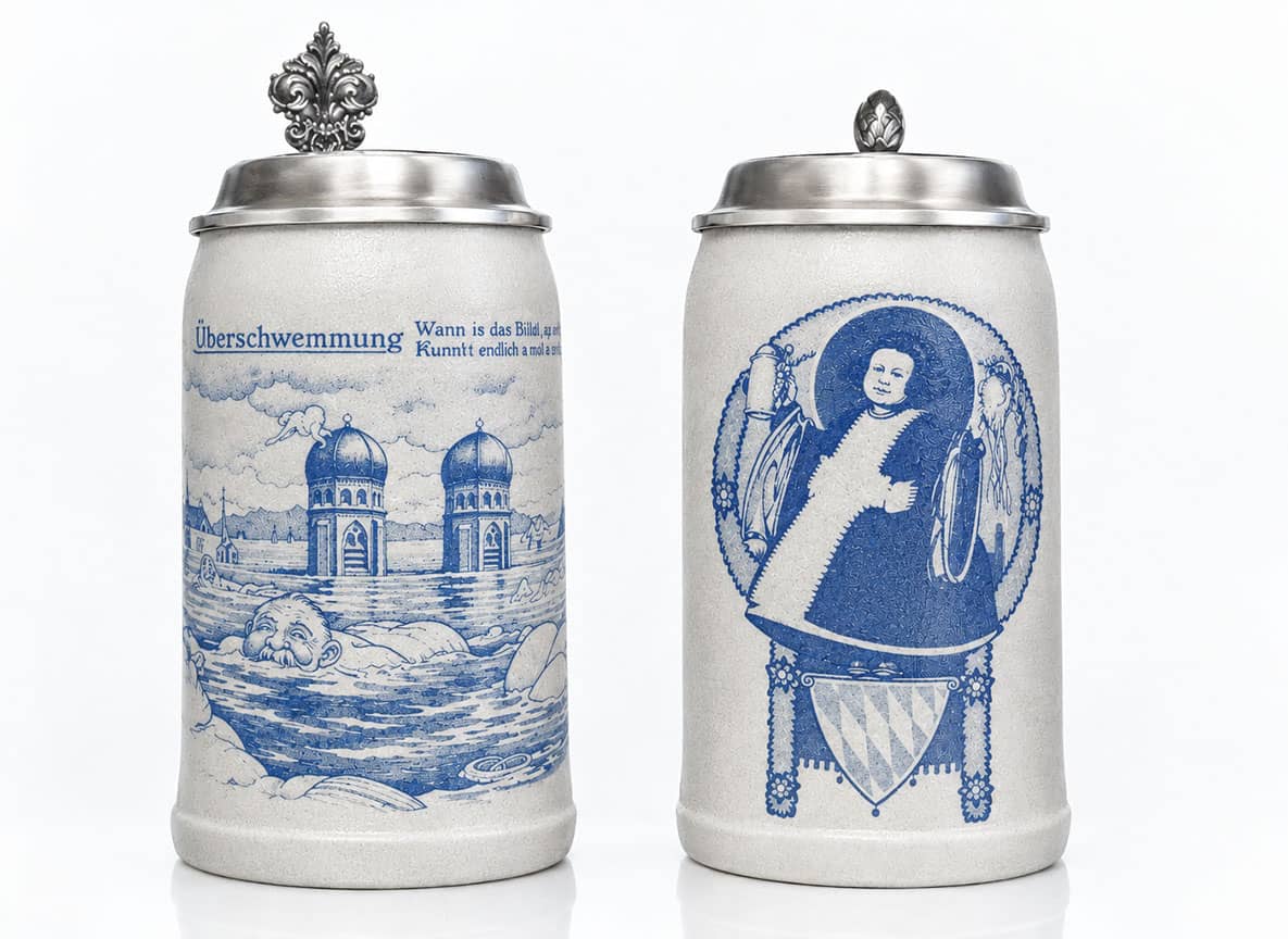Historische, salzglasierte Bierkrüge mit blauen Postkartenmotiven und Zinndeckel